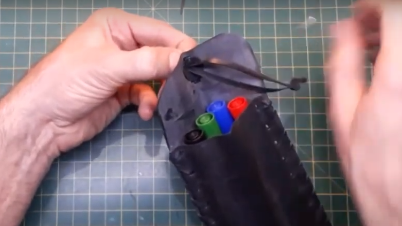 passar a alça pelo furo.png